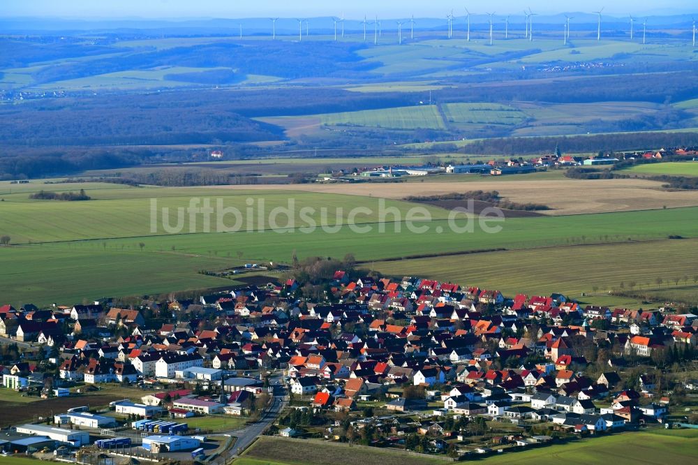 Luftaufnahme Hüpstedt - Ortsansicht am Rande von landwirtschaftlichen Feldern in Hüpstedt im Bundesland Thüringen, Deutschland