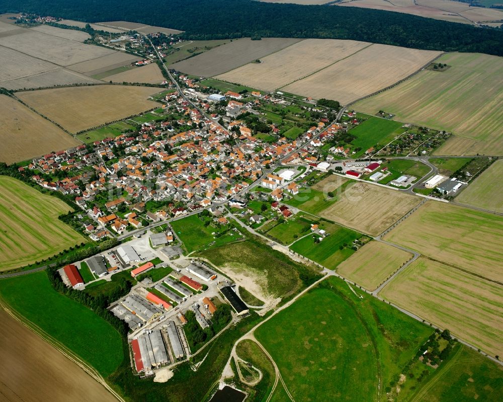 Luftaufnahme Hüpstedt - Ortsansicht am Rande von landwirtschaftlichen Feldern in Hüpstedt im Bundesland Thüringen, Deutschland