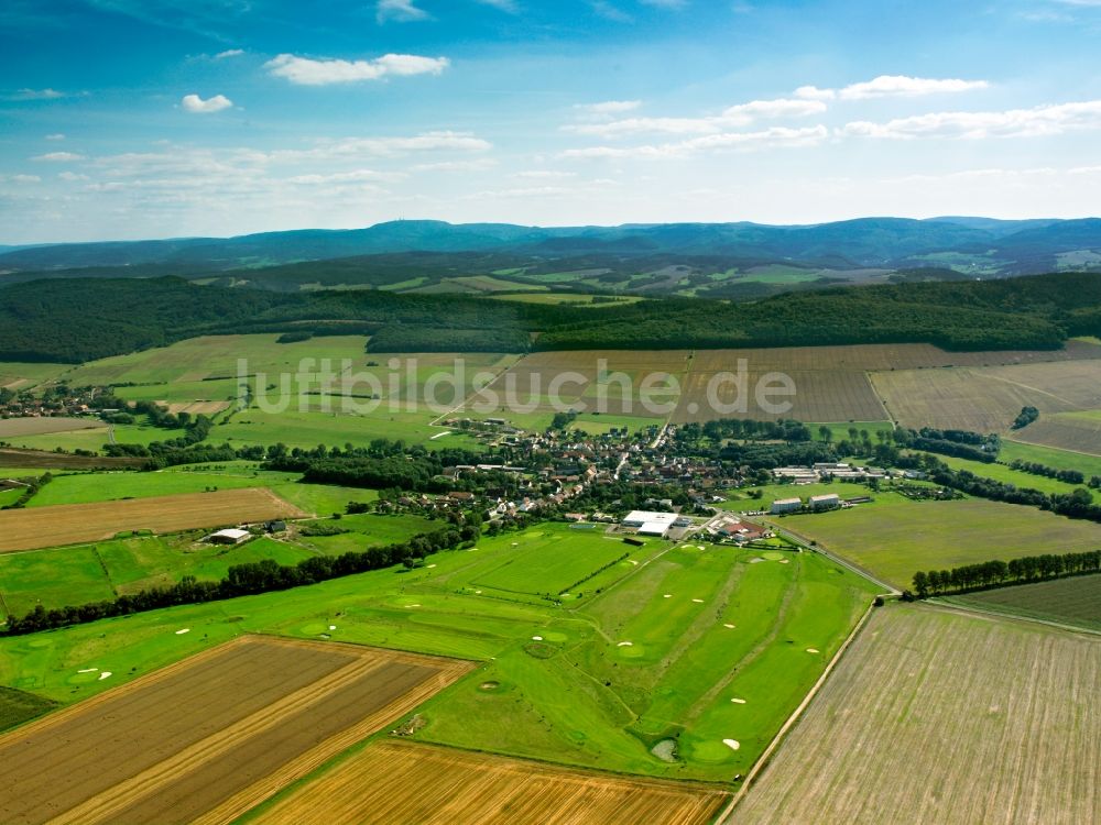 Luftaufnahme Hörselberg - Ortsansicht am Rande von landwirtschaftlichen Feldern in Hörselberg im Bundesland Thüringen, Deutschland