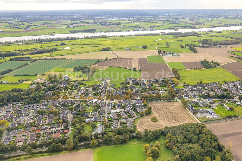 Luftbild Hüthum - Ortsansicht am Rande von landwirtschaftlichen Feldern in Hüthum im Bundesland Nordrhein-Westfalen, Deutschland