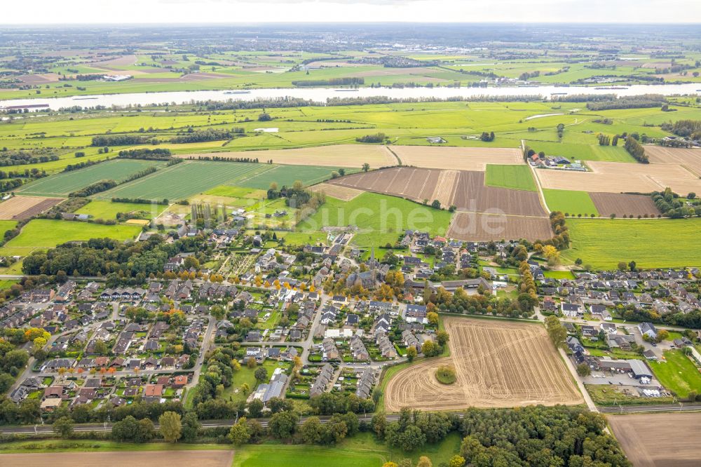 Luftaufnahme Hüthum - Ortsansicht am Rande von landwirtschaftlichen Feldern in Hüthum im Bundesland Nordrhein-Westfalen, Deutschland