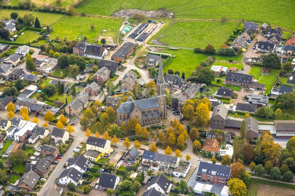 Hüthum von oben - Ortsansicht am Rande von landwirtschaftlichen Feldern in Hüthum im Bundesland Nordrhein-Westfalen, Deutschland