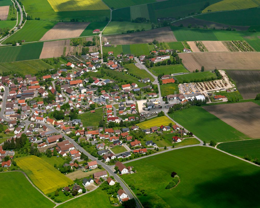 Ingerkingen aus der Vogelperspektive: Ortsansicht am Rande von landwirtschaftlichen Feldern in Ingerkingen im Bundesland Baden-Württemberg, Deutschland