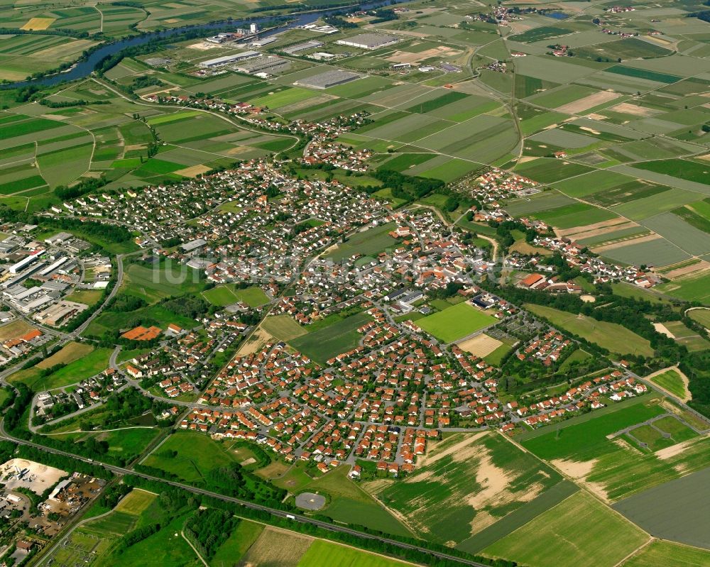 Ittling aus der Vogelperspektive: Ortsansicht am Rande von landwirtschaftlichen Feldern in Ittling im Bundesland Bayern, Deutschland