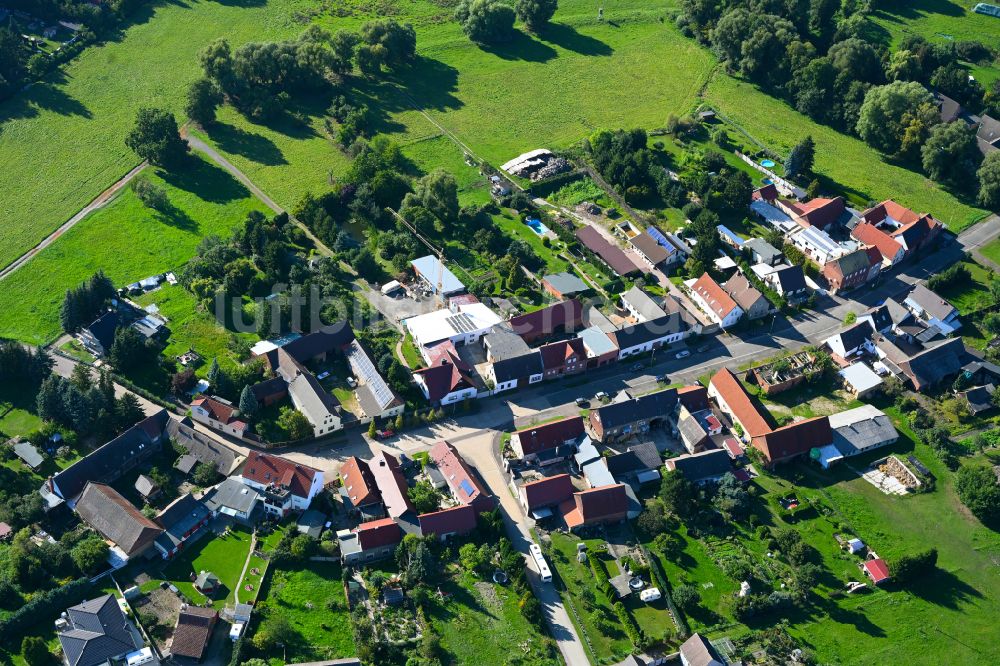 Luftbild Jüdenberg - Ortsansicht am Rande von landwirtschaftlichen Feldern in Jüdenberg im Bundesland Sachsen-Anhalt, Deutschland