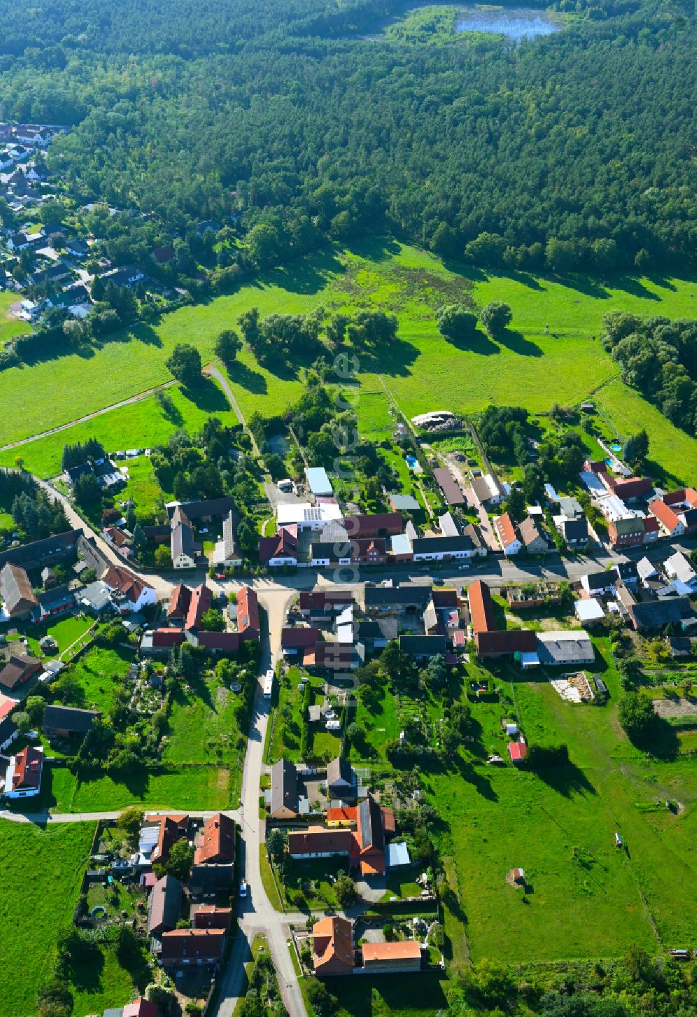 Jüdenberg von oben - Ortsansicht am Rande von landwirtschaftlichen Feldern in Jüdenberg im Bundesland Sachsen-Anhalt, Deutschland