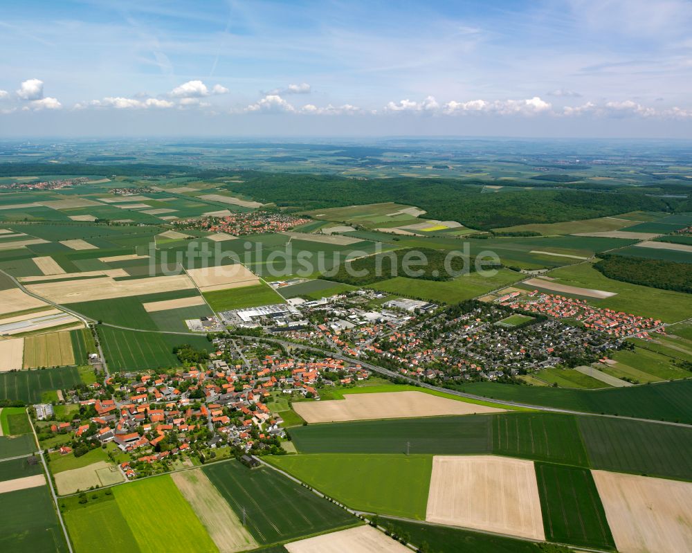 Jerstedt aus der Vogelperspektive: Ortsansicht am Rande von landwirtschaftlichen Feldern in Jerstedt im Bundesland Niedersachsen, Deutschland