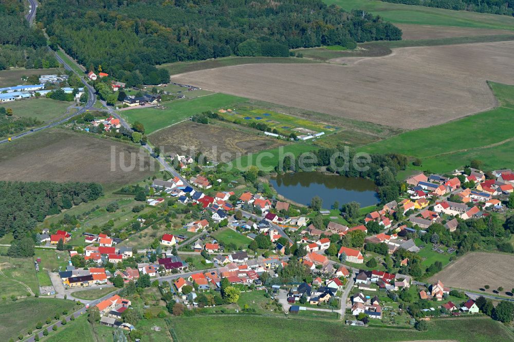 Luftbild Jeserigerhütten - Ortsansicht am Rande von landwirtschaftlichen Feldern in Jeserigerhütten im Bundesland Brandenburg, Deutschland