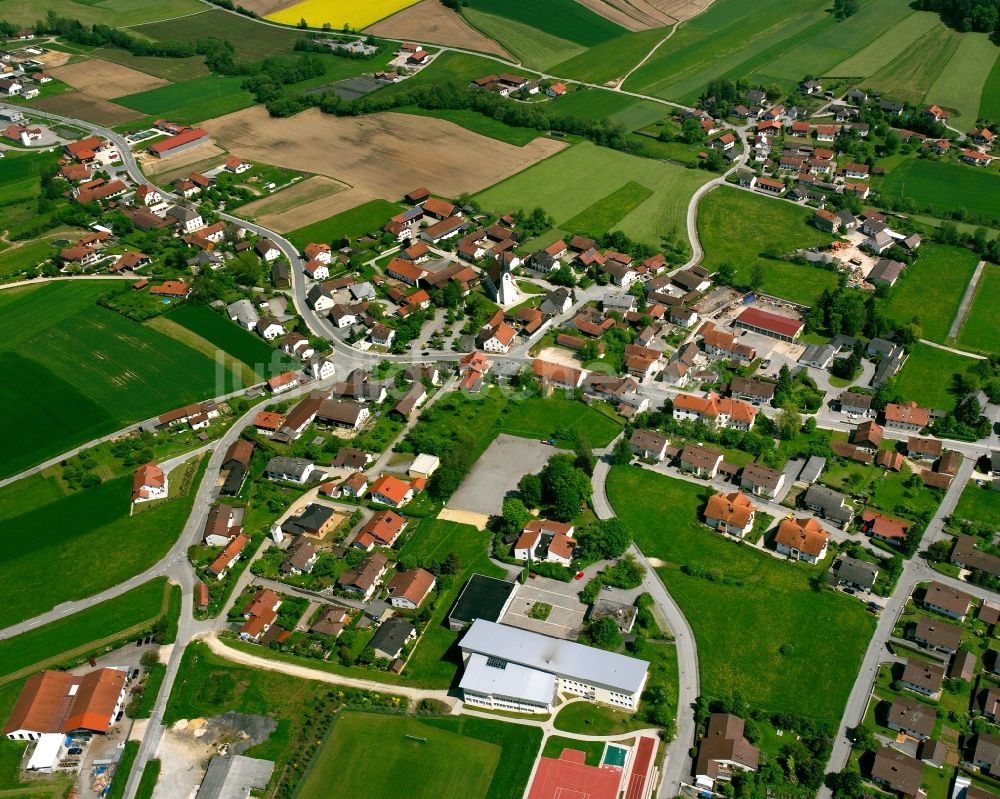 Johanniskirchen aus der Vogelperspektive: Ortsansicht am Rande von landwirtschaftlichen Feldern in Johanniskirchen im Bundesland Bayern, Deutschland