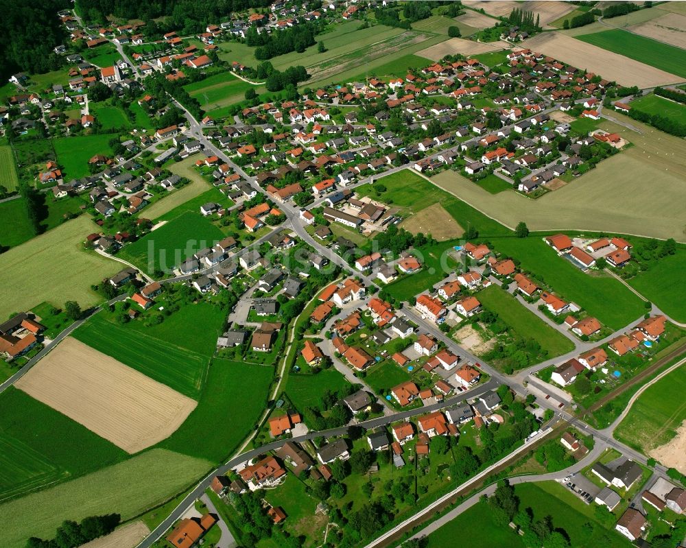 Julbach aus der Vogelperspektive: Ortsansicht am Rande von landwirtschaftlichen Feldern in Julbach im Bundesland Bayern, Deutschland