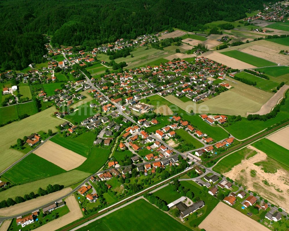 Luftbild Julbach - Ortsansicht am Rande von landwirtschaftlichen Feldern in Julbach im Bundesland Bayern, Deutschland