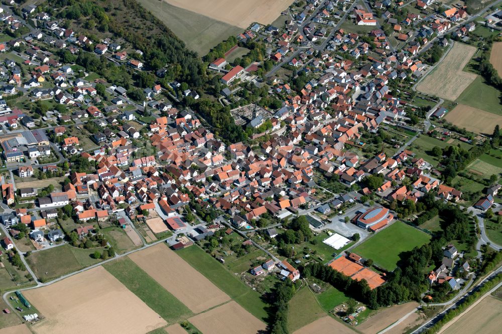 Luftbild Karbach - Ortsansicht am Rande von landwirtschaftlichen Feldern in Karbach im Bundesland Bayern, Deutschland