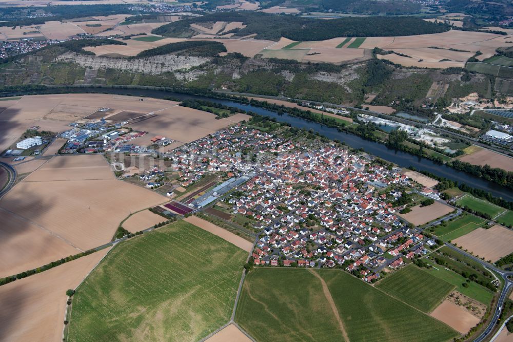 Luftaufnahme Karlburg - Ortsansicht am Rande von landwirtschaftlichen Feldern in Karlburg im Bundesland Bayern, Deutschland