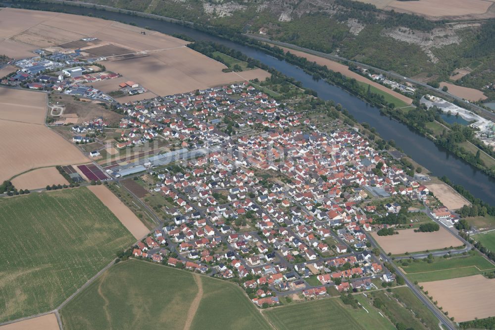 Karlburg von oben - Ortsansicht am Rande von landwirtschaftlichen Feldern in Karlburg im Bundesland Bayern, Deutschland