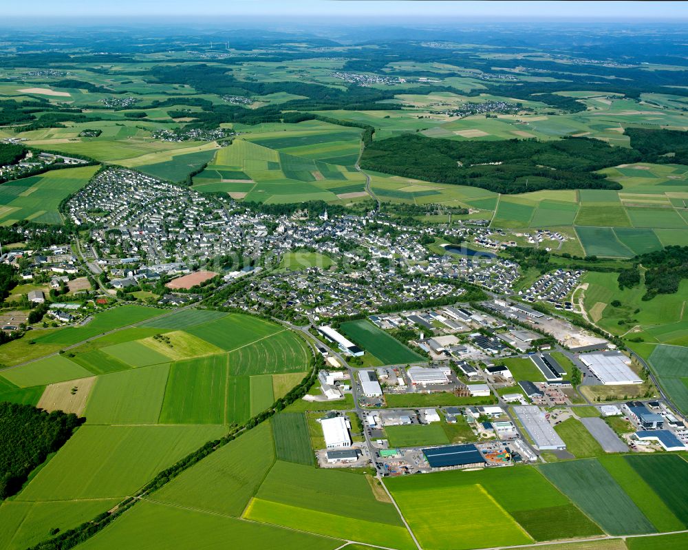 Luftaufnahme Kastellaun - Ortsansicht am Rande von landwirtschaftlichen Feldern in Kastellaun im Bundesland Rheinland-Pfalz, Deutschland