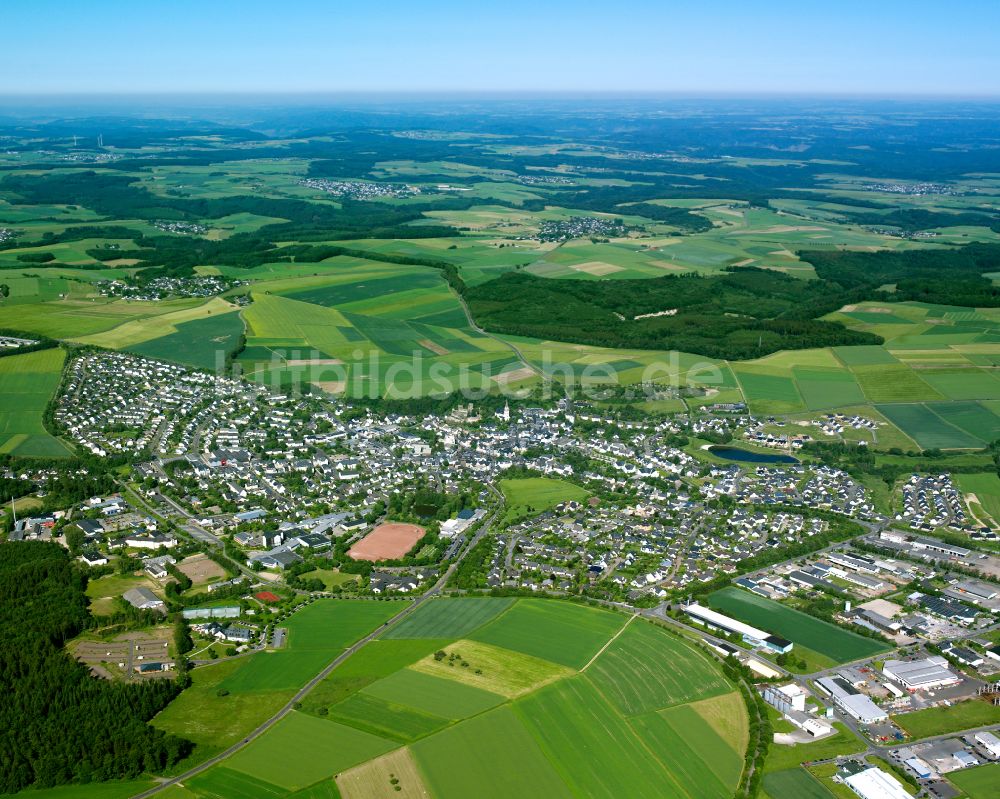 Kastellaun von oben - Ortsansicht am Rande von landwirtschaftlichen Feldern in Kastellaun im Bundesland Rheinland-Pfalz, Deutschland