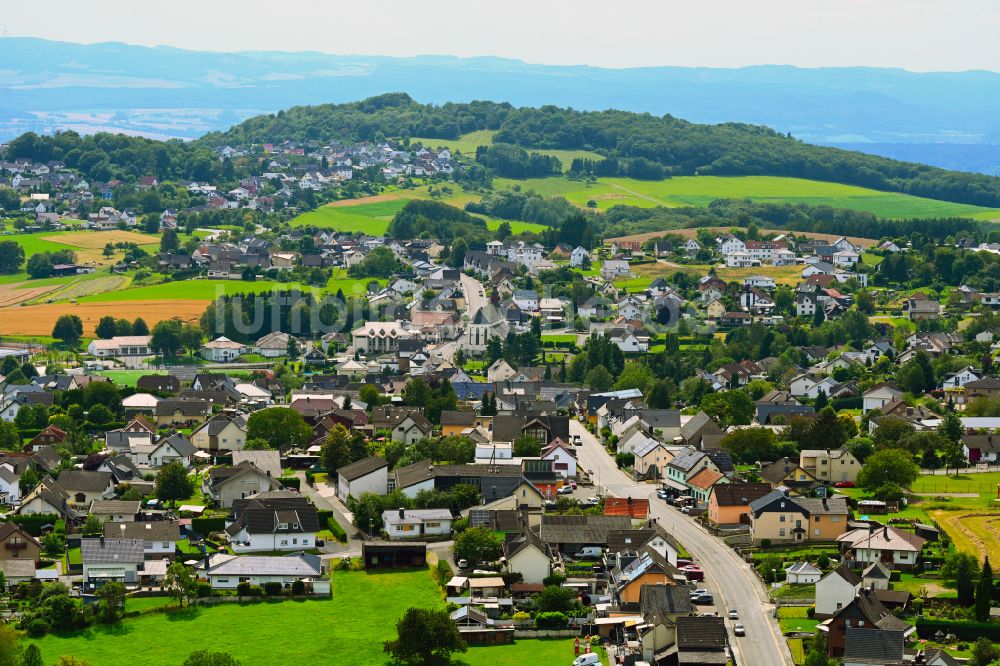 Luftaufnahme St. Katharinen - Ortsansicht am Rande von landwirtschaftlichen Feldern in St. Katharinen im Bundesland Rheinland-Pfalz, Deutschland