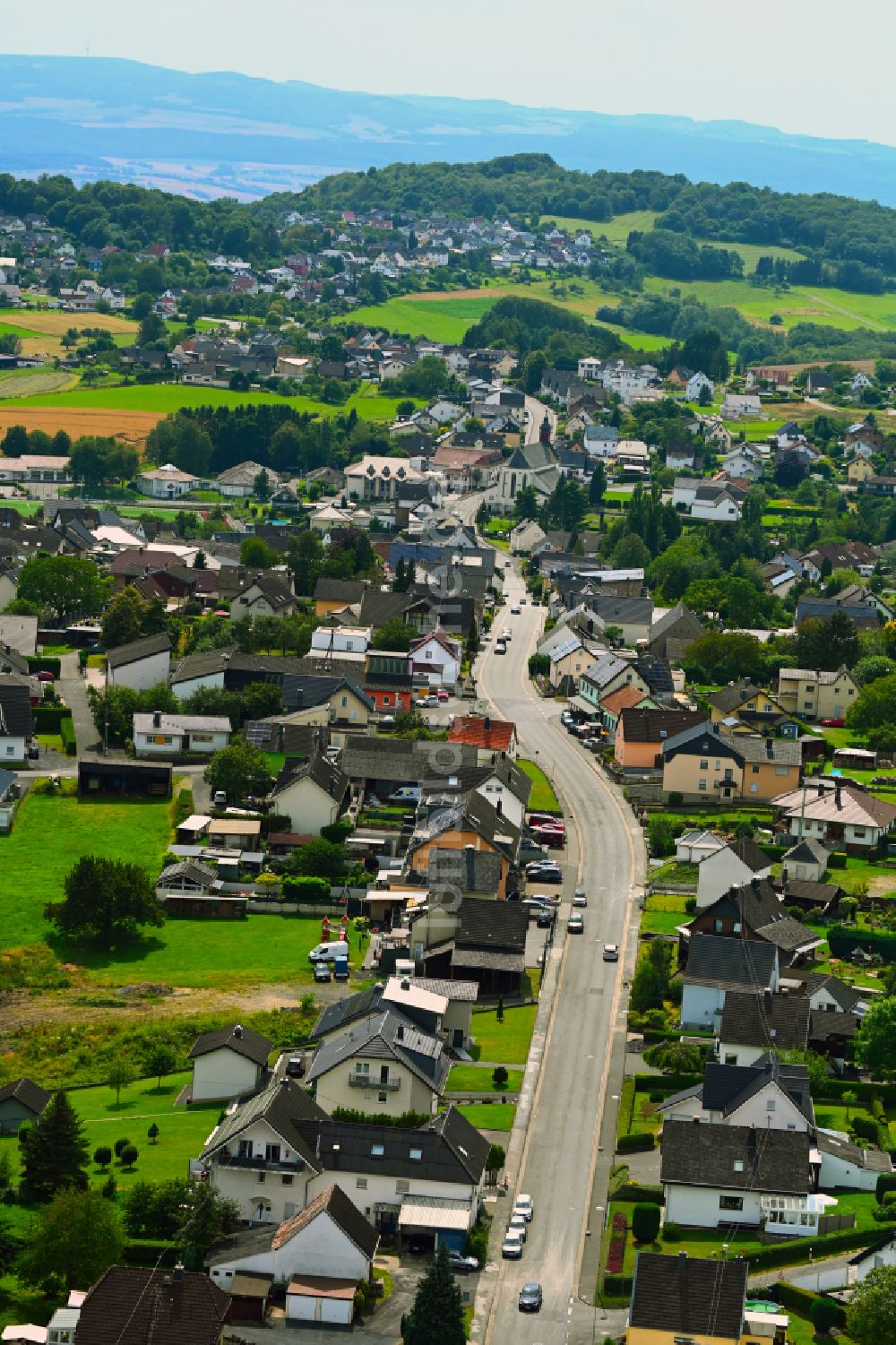 St. Katharinen von oben - Ortsansicht am Rande von landwirtschaftlichen Feldern in St. Katharinen im Bundesland Rheinland-Pfalz, Deutschland