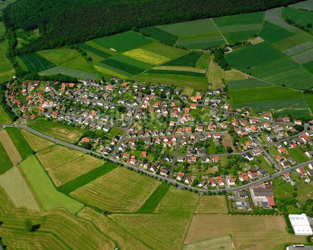 Luftaufnahme Kathus - Ortsansicht am Rande von landwirtschaftlichen Feldern in Kathus im Bundesland Hessen, Deutschland