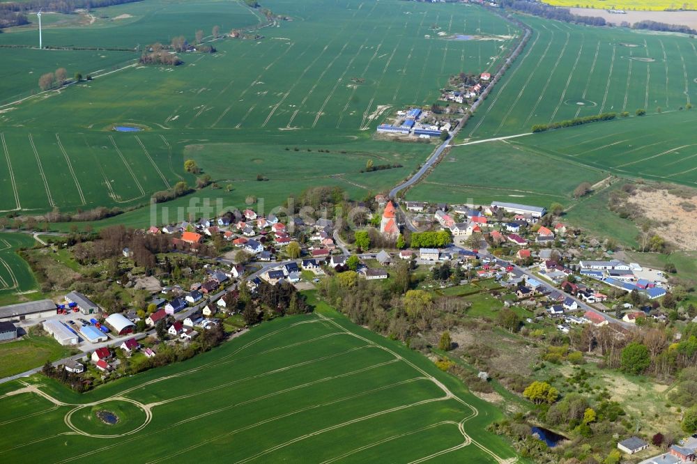 Luftaufnahme Kavelstorf - Ortsansicht am Rande von landwirtschaftlichen Feldern in Kavelstorf im Bundesland Mecklenburg-Vorpommern, Deutschland