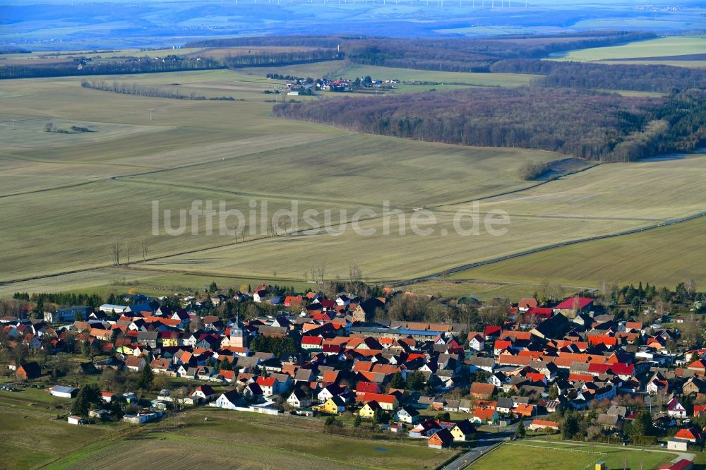 Keula aus der Vogelperspektive: Ortsansicht am Rande von landwirtschaftlichen Feldern in Keula im Bundesland Thüringen, Deutschland