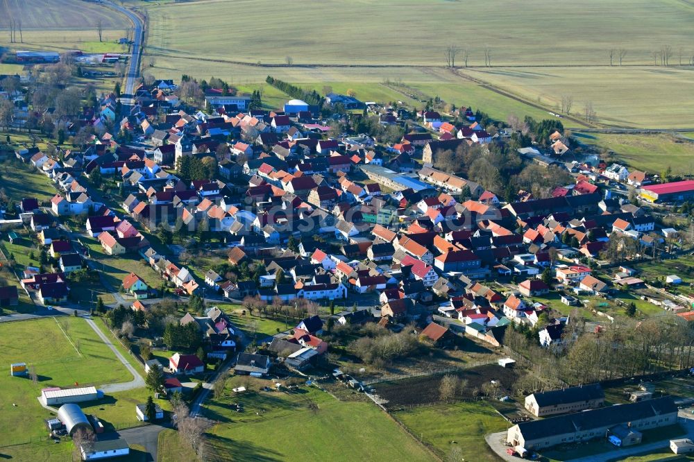 Luftaufnahme Keula - Ortsansicht am Rande von landwirtschaftlichen Feldern in Keula im Bundesland Thüringen, Deutschland