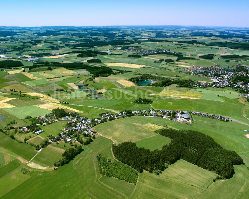 Luftbild Kienberg - Ortsansicht am Rande von landwirtschaftlichen Feldern in Kienberg im Bundesland Bayern, Deutschland