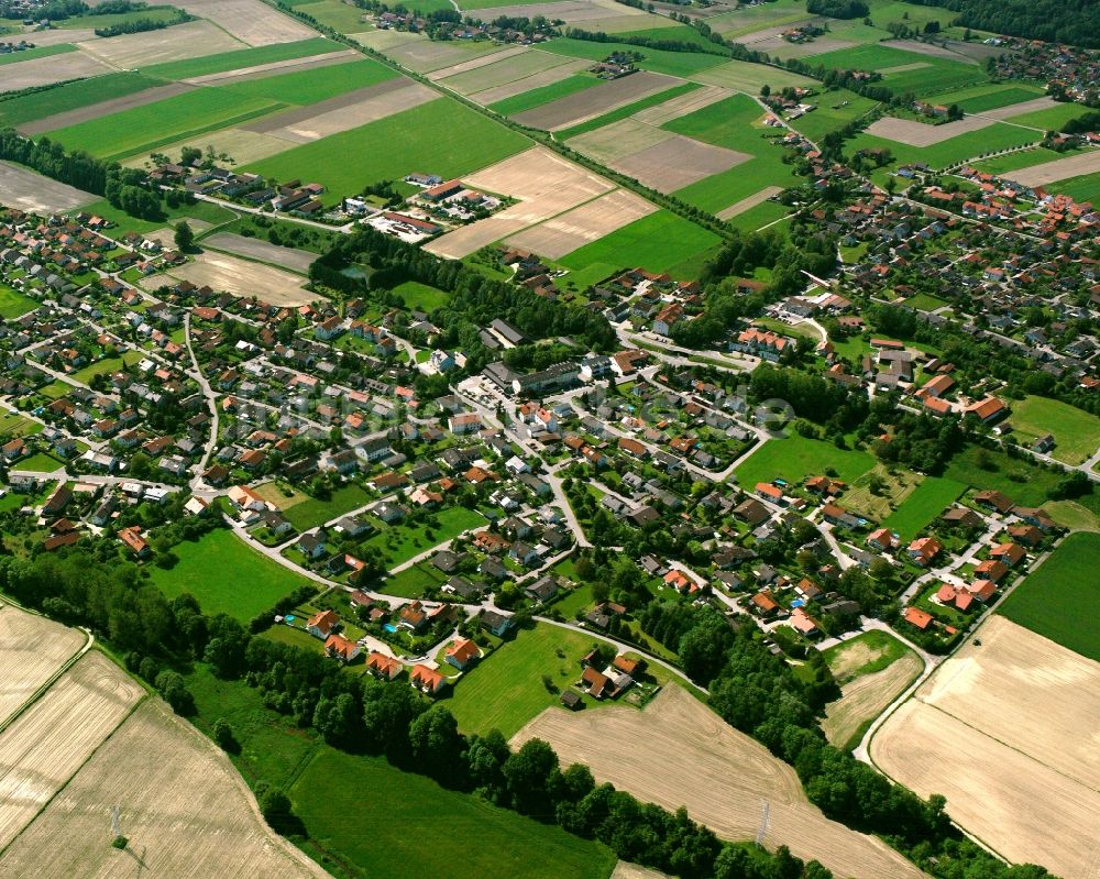 Kirchdorf am Inn aus der Vogelperspektive: Ortsansicht am Rande von landwirtschaftlichen Feldern in Kirchdorf am Inn im Bundesland Bayern, Deutschland