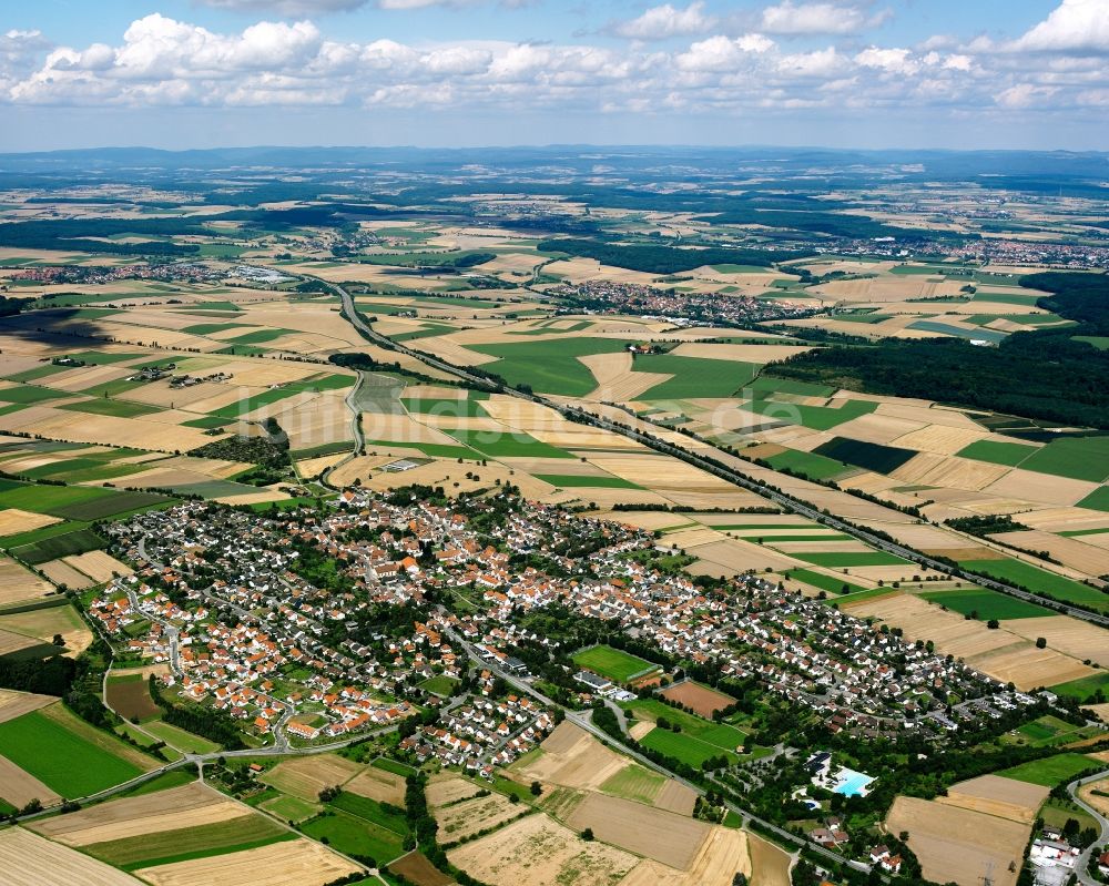 Luftbild Kirchhausen - Ortsansicht am Rande von landwirtschaftlichen Feldern in Kirchhausen im Bundesland Baden-Württemberg, Deutschland