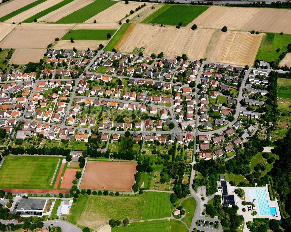 Kirchhausen aus der Vogelperspektive: Ortsansicht am Rande von landwirtschaftlichen Feldern in Kirchhausen im Bundesland Baden-Württemberg, Deutschland