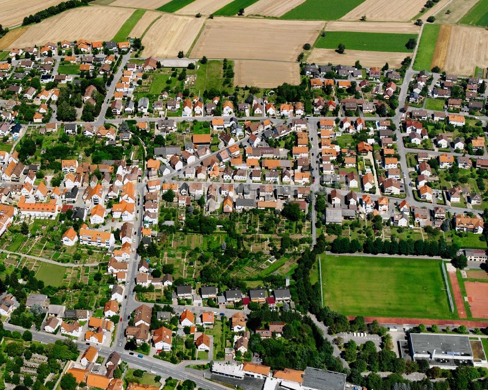 Luftbild Kirchhausen - Ortsansicht am Rande von landwirtschaftlichen Feldern in Kirchhausen im Bundesland Baden-Württemberg, Deutschland