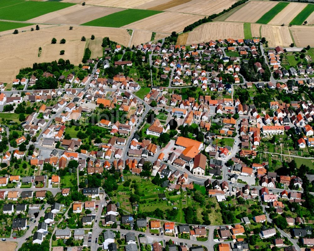 Luftaufnahme Kirchhausen - Ortsansicht am Rande von landwirtschaftlichen Feldern in Kirchhausen im Bundesland Baden-Württemberg, Deutschland