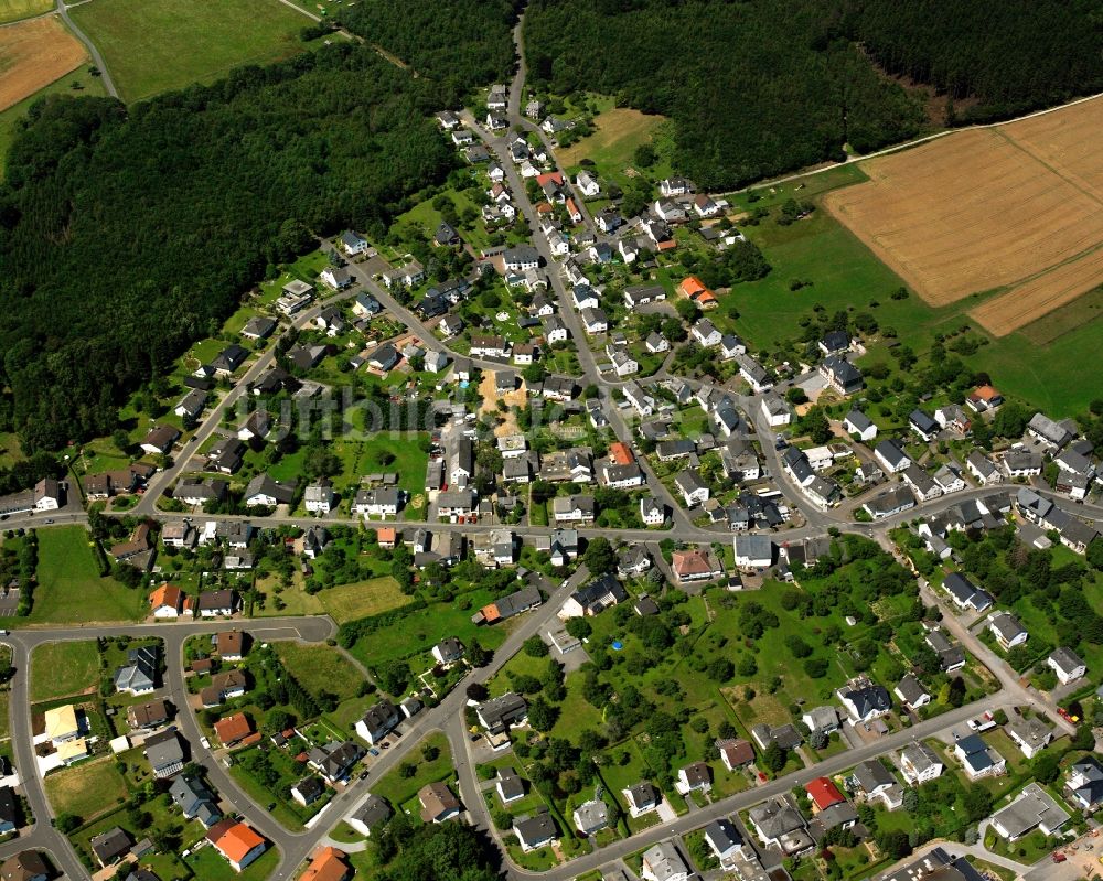 Kirschweiler aus der Vogelperspektive: Ortsansicht am Rande von landwirtschaftlichen Feldern in Kirschweiler im Bundesland Rheinland-Pfalz, Deutschland