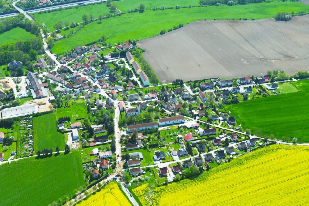 Luftaufnahme Kleinbautzen - Ortsansicht am Rande von landwirtschaftlichen Feldern in Kleinbautzen im Bundesland Sachsen, Deutschland