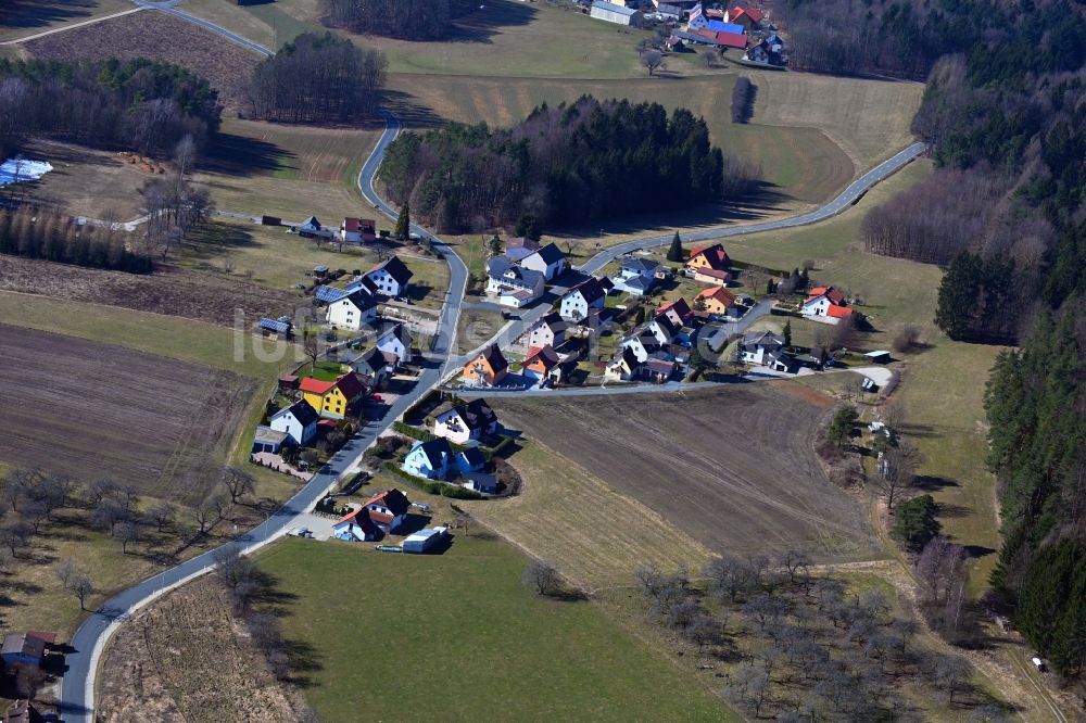 Luftaufnahme Kleingesee - Ortsansicht am Rande von landwirtschaftlichen Feldern in Kleingesee im Bundesland Bayern, Deutschland