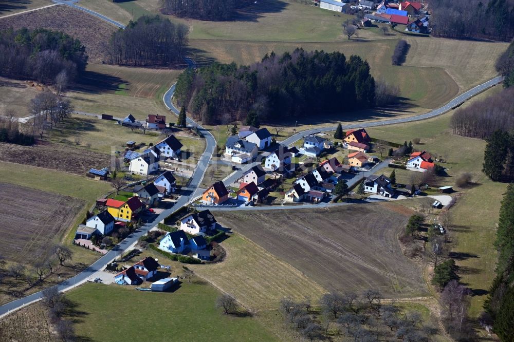 Kleingesee von oben - Ortsansicht am Rande von landwirtschaftlichen Feldern in Kleingesee im Bundesland Bayern, Deutschland