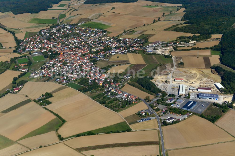 Luftaufnahme Kleinrinderfeld - Ortsansicht am Rande von landwirtschaftlichen Feldern in Kleinrinderfeld im Bundesland Bayern, Deutschland