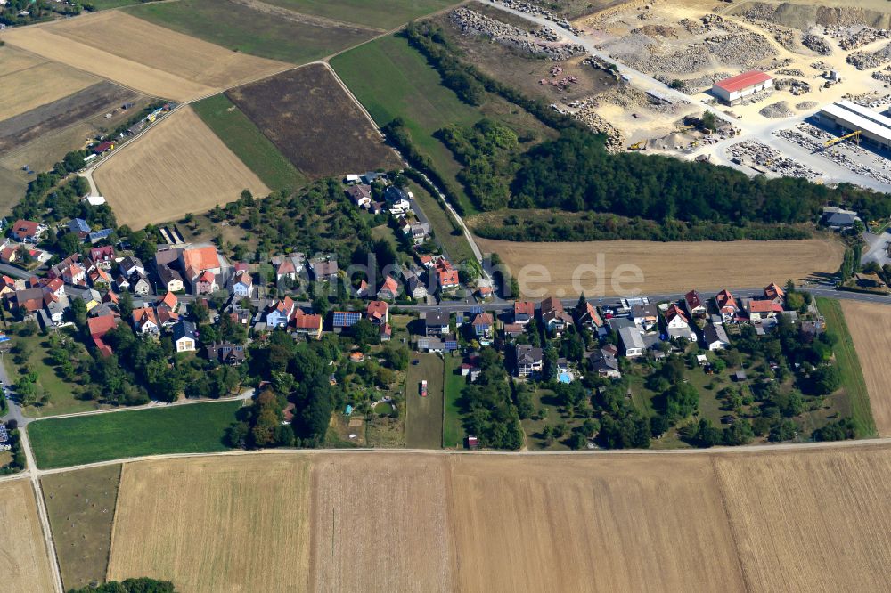 Kleinrinderfeld aus der Vogelperspektive: Ortsansicht am Rande von landwirtschaftlichen Feldern in Kleinrinderfeld im Bundesland Bayern, Deutschland