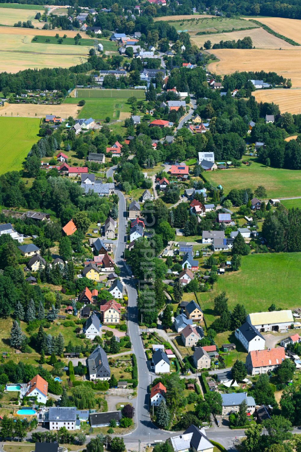 Luftaufnahme Kleinwaltersdorf - Ortsansicht am Rande von landwirtschaftlichen Feldern in Kleinwaltersdorf im Bundesland Sachsen, Deutschland