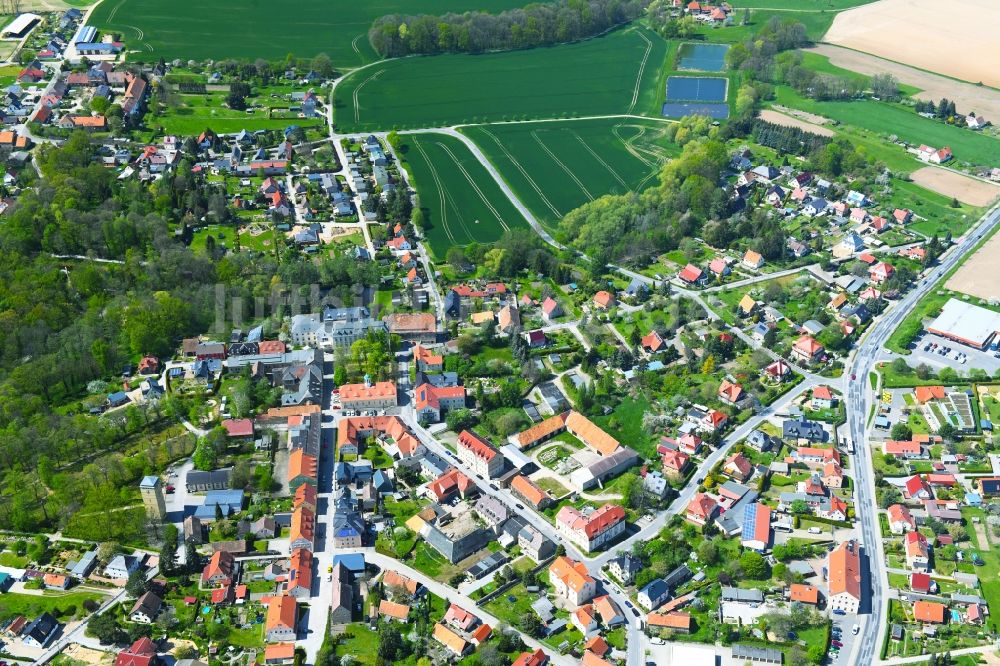 Luftaufnahme Kleinwelka - Ortsansicht am Rande von landwirtschaftlichen Feldern in Kleinwelka im Bundesland Sachsen, Deutschland