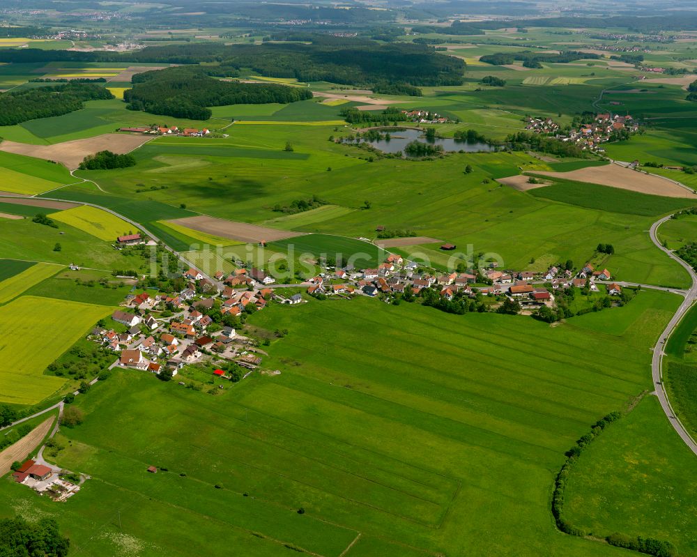 Luftbild Kleinwinnaden - Ortsansicht am Rande von landwirtschaftlichen Feldern in Kleinwinnaden im Bundesland Baden-Württemberg, Deutschland