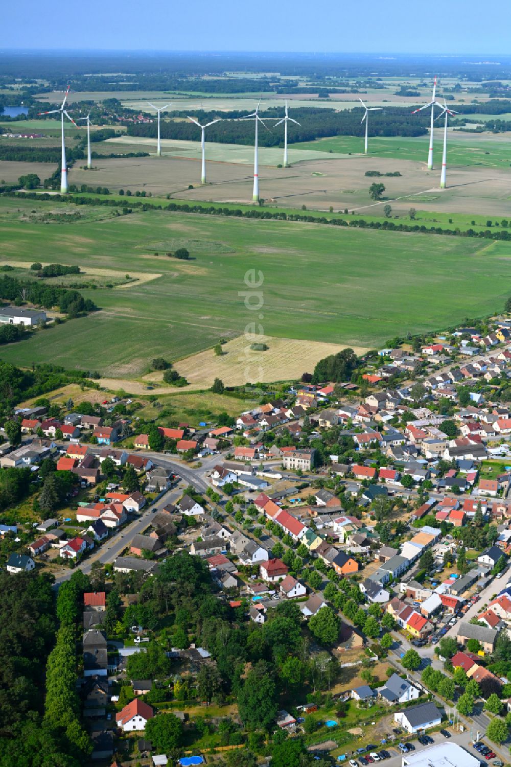 Klosterfelde aus der Vogelperspektive: Ortsansicht am Rande von landwirtschaftlichen Feldern in Klosterfelde im Bundesland Brandenburg, Deutschland