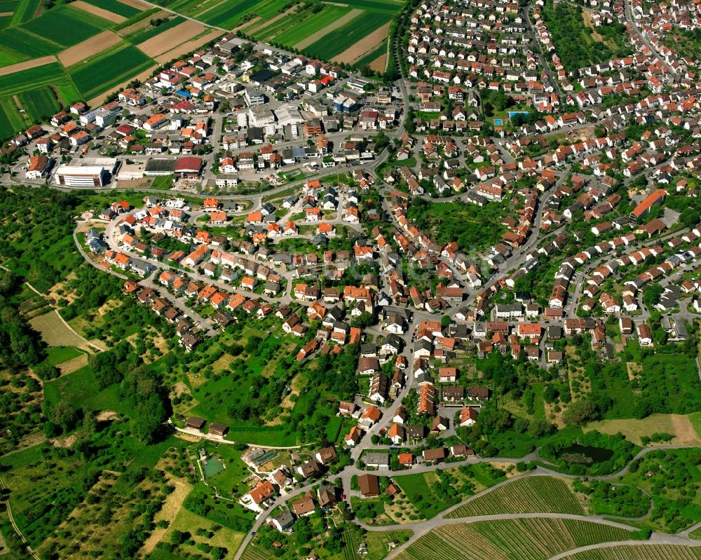 Korb von oben - Ortsansicht am Rande von landwirtschaftlichen Feldern in Korb im Bundesland Baden-Württemberg, Deutschland