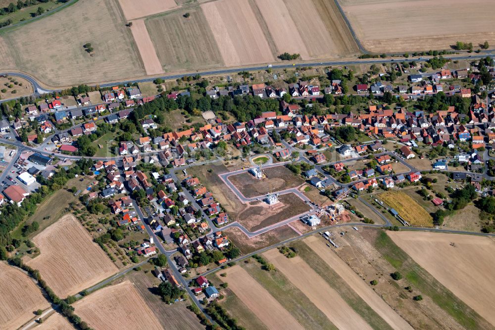 Kredenbach von oben - Ortsansicht am Rande von landwirtschaftlichen Feldern in Kredenbach im Bundesland Bayern, Deutschland