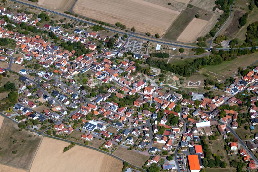 Luftaufnahme Kredenbach - Ortsansicht am Rande von landwirtschaftlichen Feldern in Kredenbach im Bundesland Bayern, Deutschland