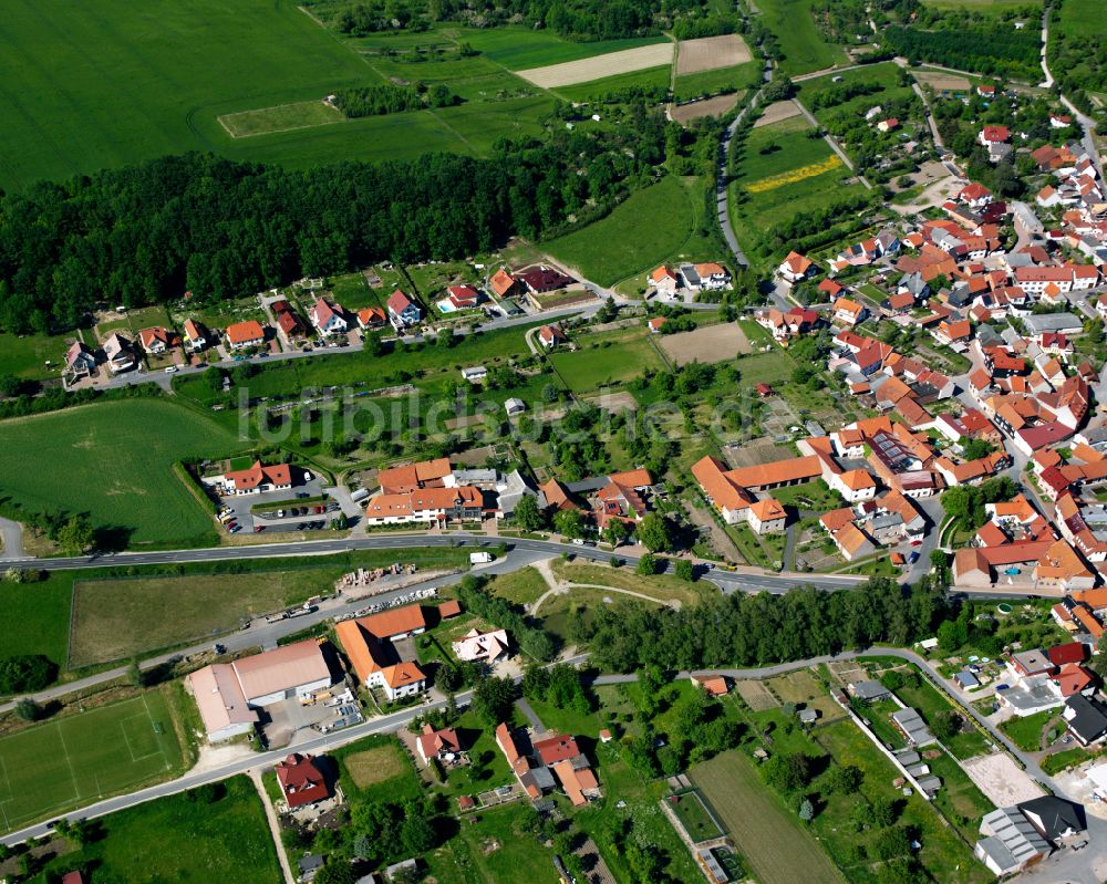 Kreuzebra von oben - Ortsansicht am Rande von landwirtschaftlichen Feldern in Kreuzebra im Bundesland Thüringen, Deutschland