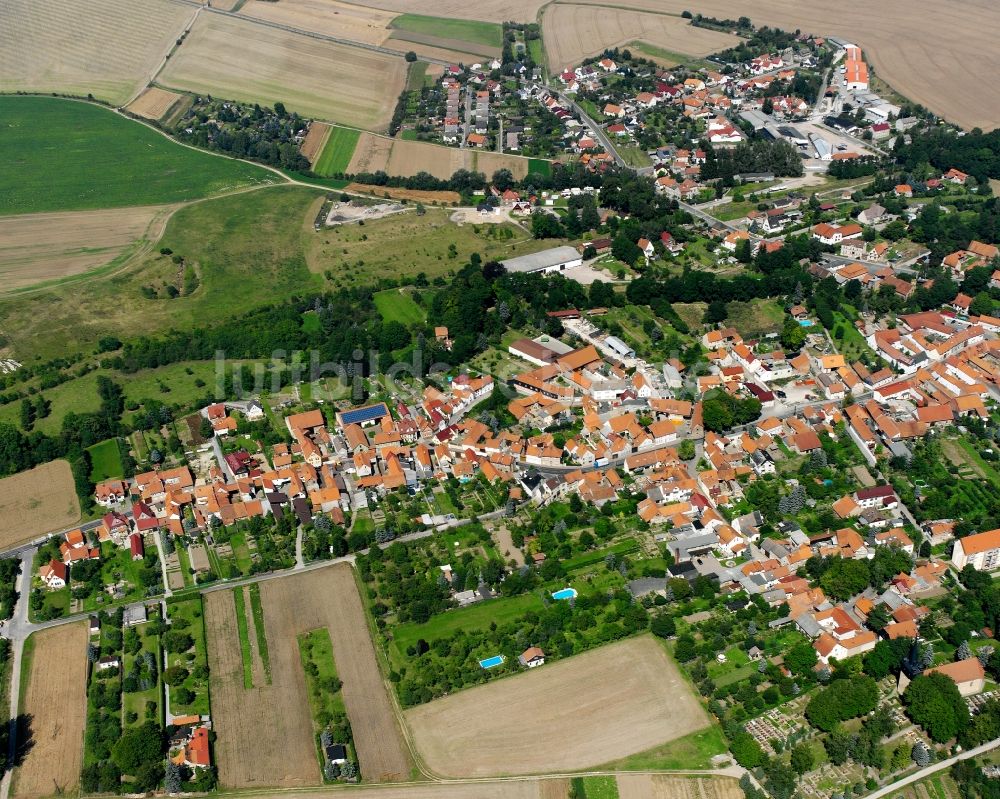 Körner von oben - Ortsansicht am Rande von landwirtschaftlichen Feldern in Körner im Bundesland Thüringen, Deutschland