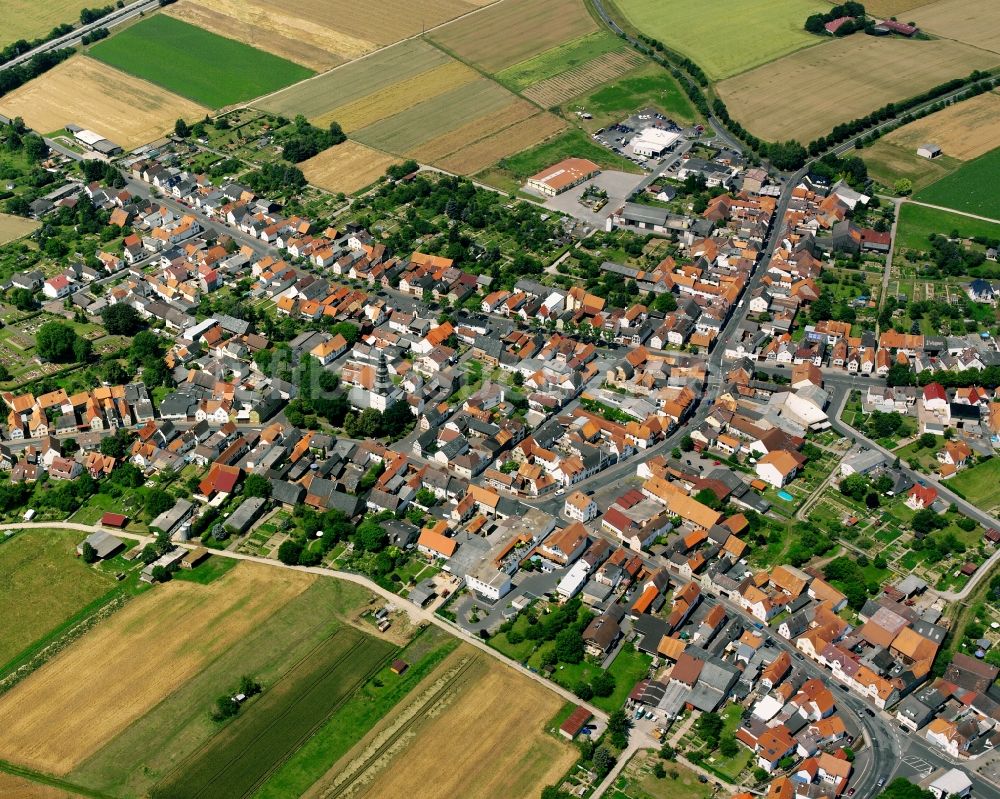 Luftbild Lang-Göns - Ortsansicht am Rande von landwirtschaftlichen Feldern in Lang-Göns im Bundesland Hessen, Deutschland