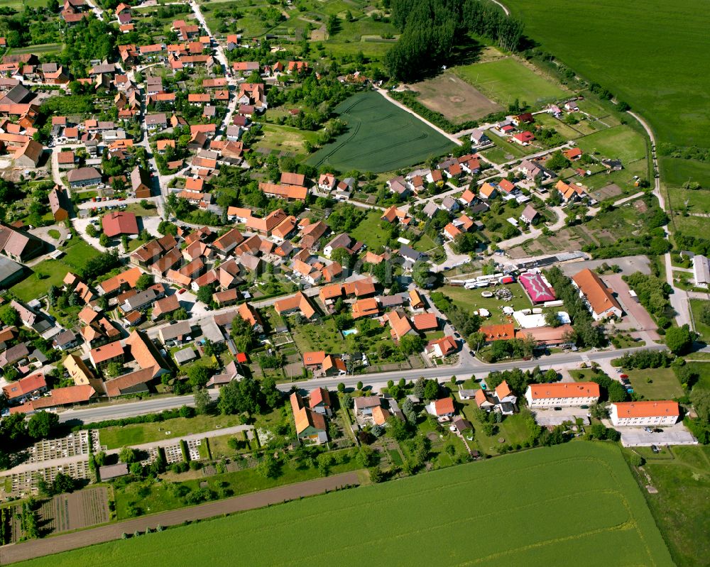 Langeln von oben - Ortsansicht am Rande von landwirtschaftlichen Feldern in Langeln im Bundesland Sachsen-Anhalt, Deutschland