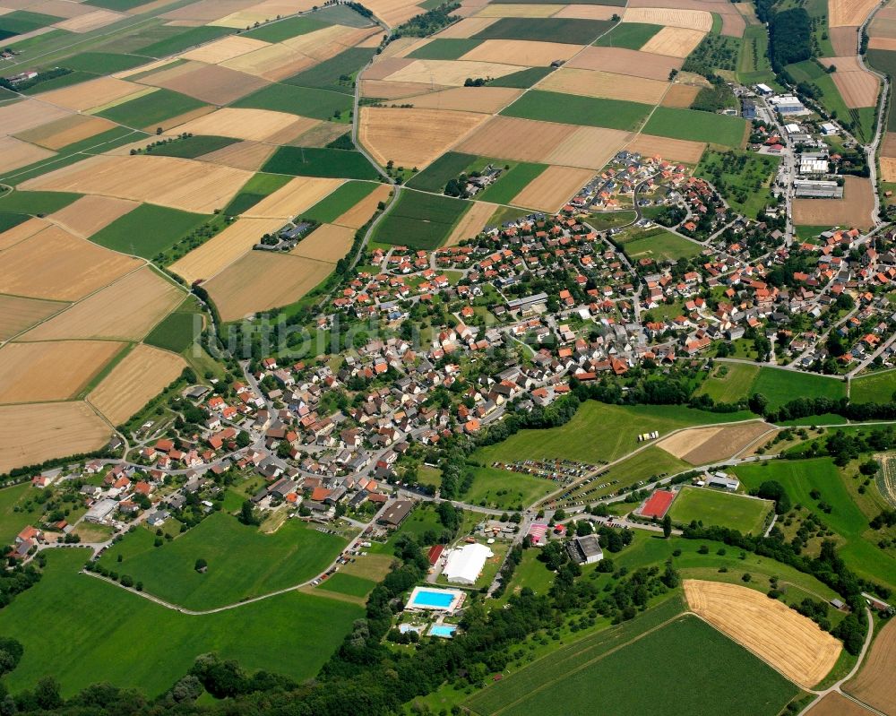 Luftaufnahme Langenbeutingen - Ortsansicht am Rande von landwirtschaftlichen Feldern in Langenbeutingen im Bundesland Baden-Württemberg, Deutschland